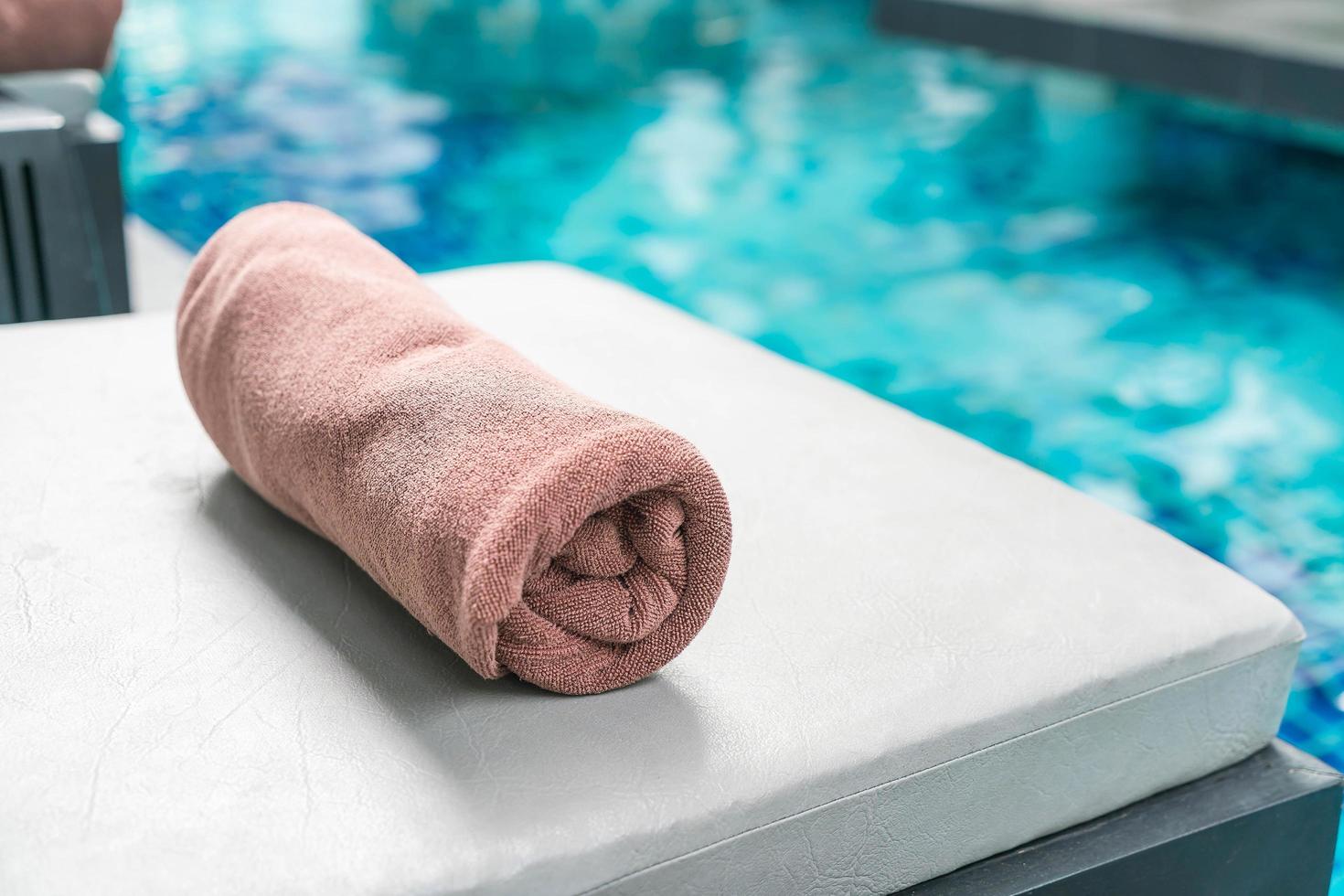 toalha de piscina na decoração da cadeira ao redor da piscina foto