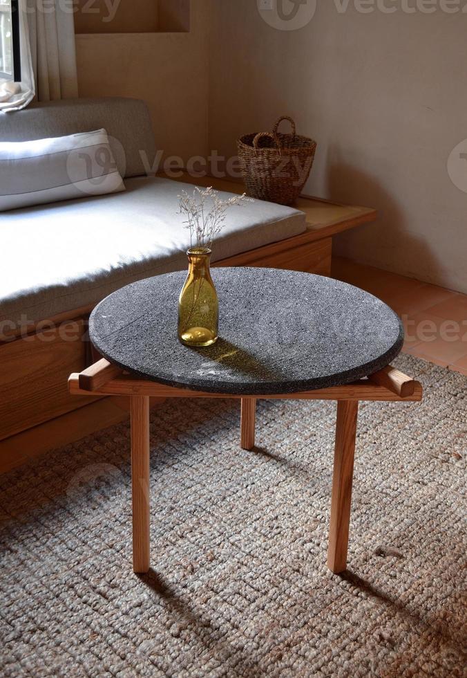 mesa de centro lateral ou central de designer, tampo em pedra natural, pedra vulcânica, pedreira ou terrazz foto