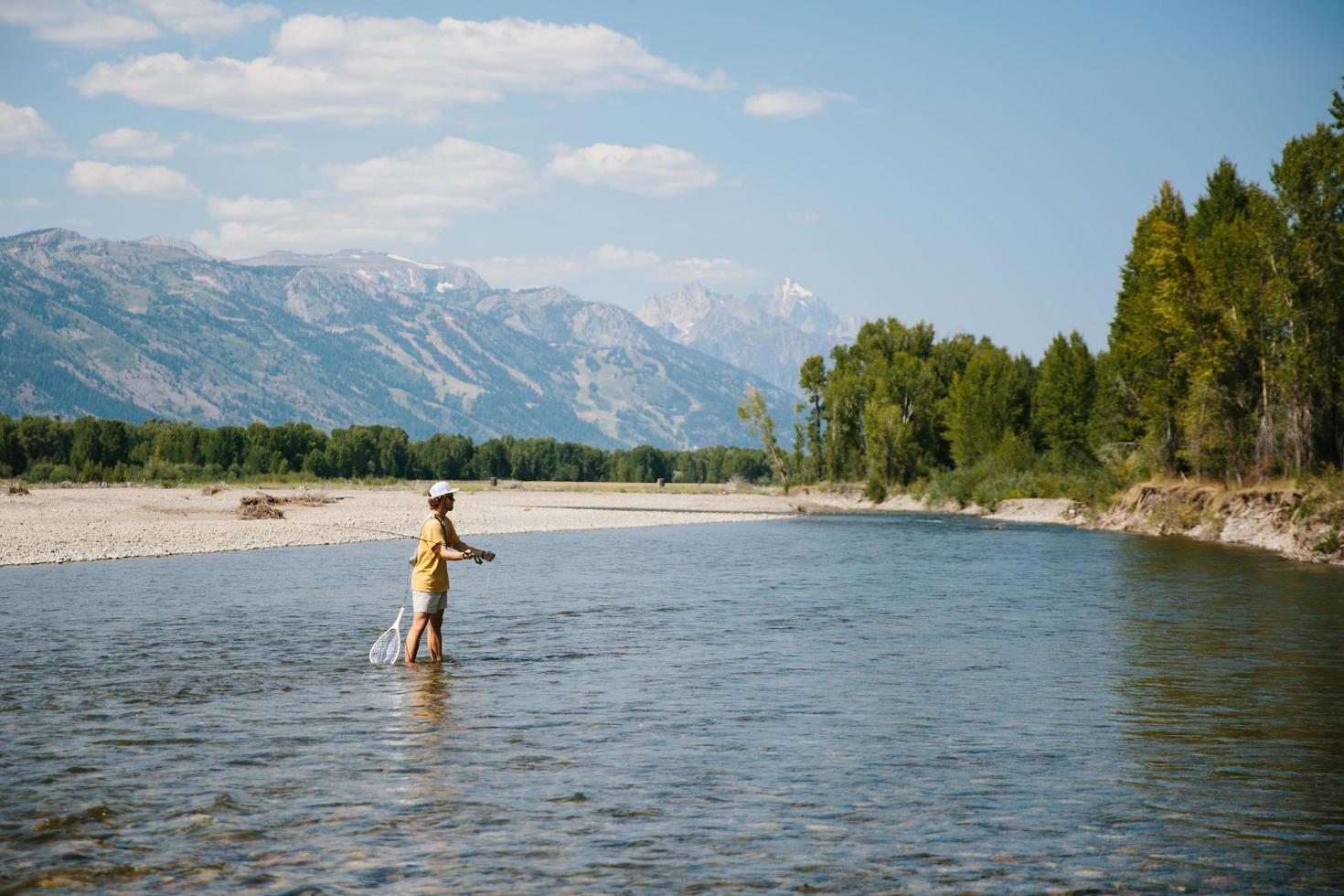 homem pescando com mosca em Wyoming foto