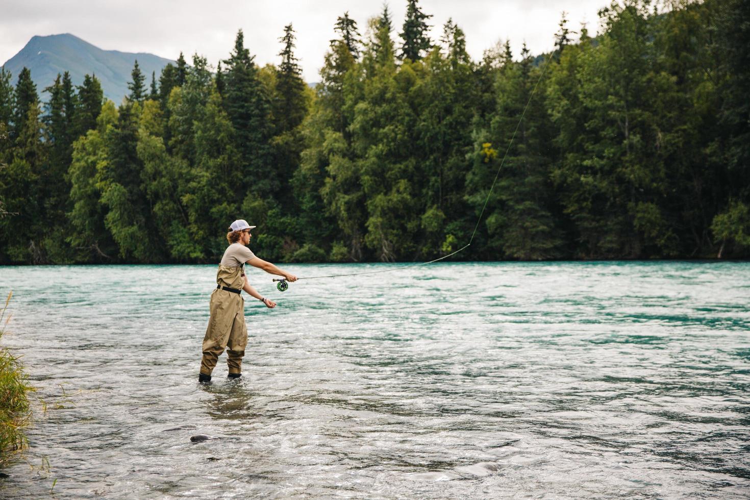 homem pescando com mosca no Alasca foto