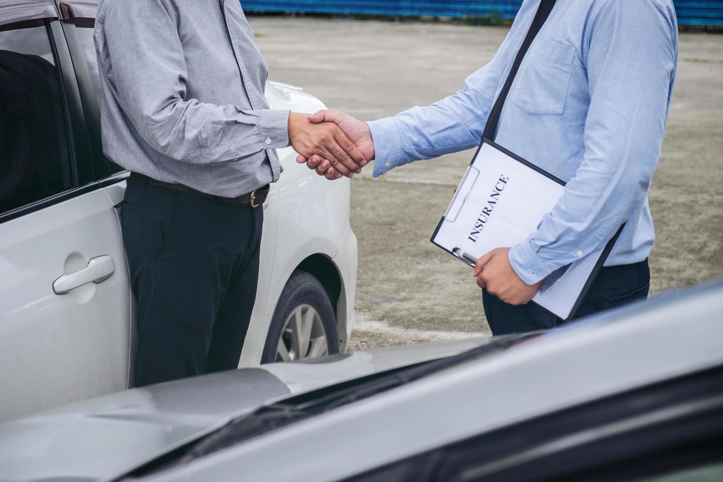 agente de seguros e cliente apertando as mãos foto