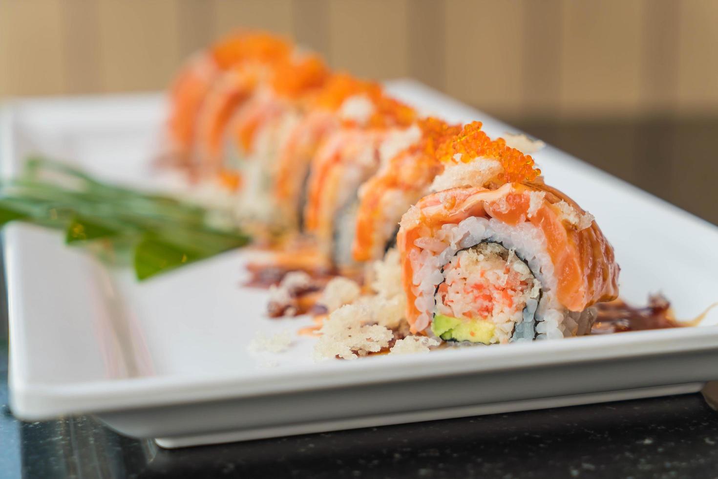 rolos de sushi de salmão foto