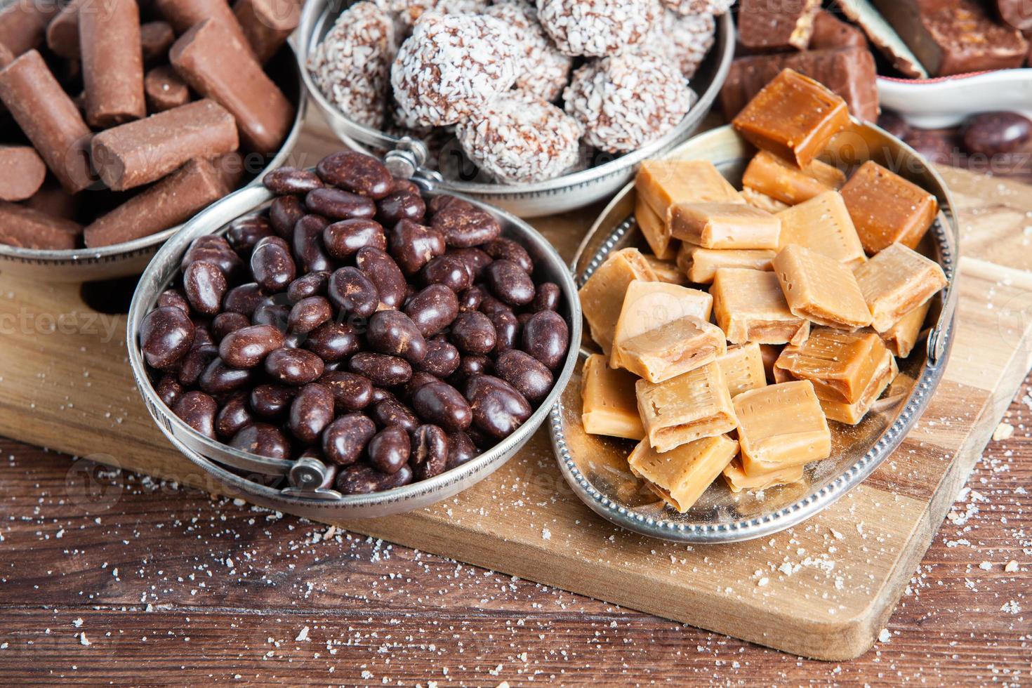 sobremesa para o natal. variedade de confeitaria doce com bombons de chocolate e bombons. foto