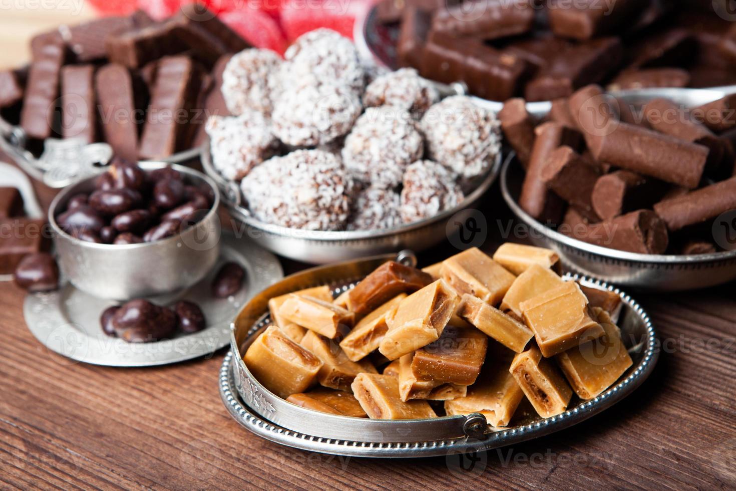 sobremesa para o natal. variedade de confeitaria doce com bombons de chocolate e bombons. foto