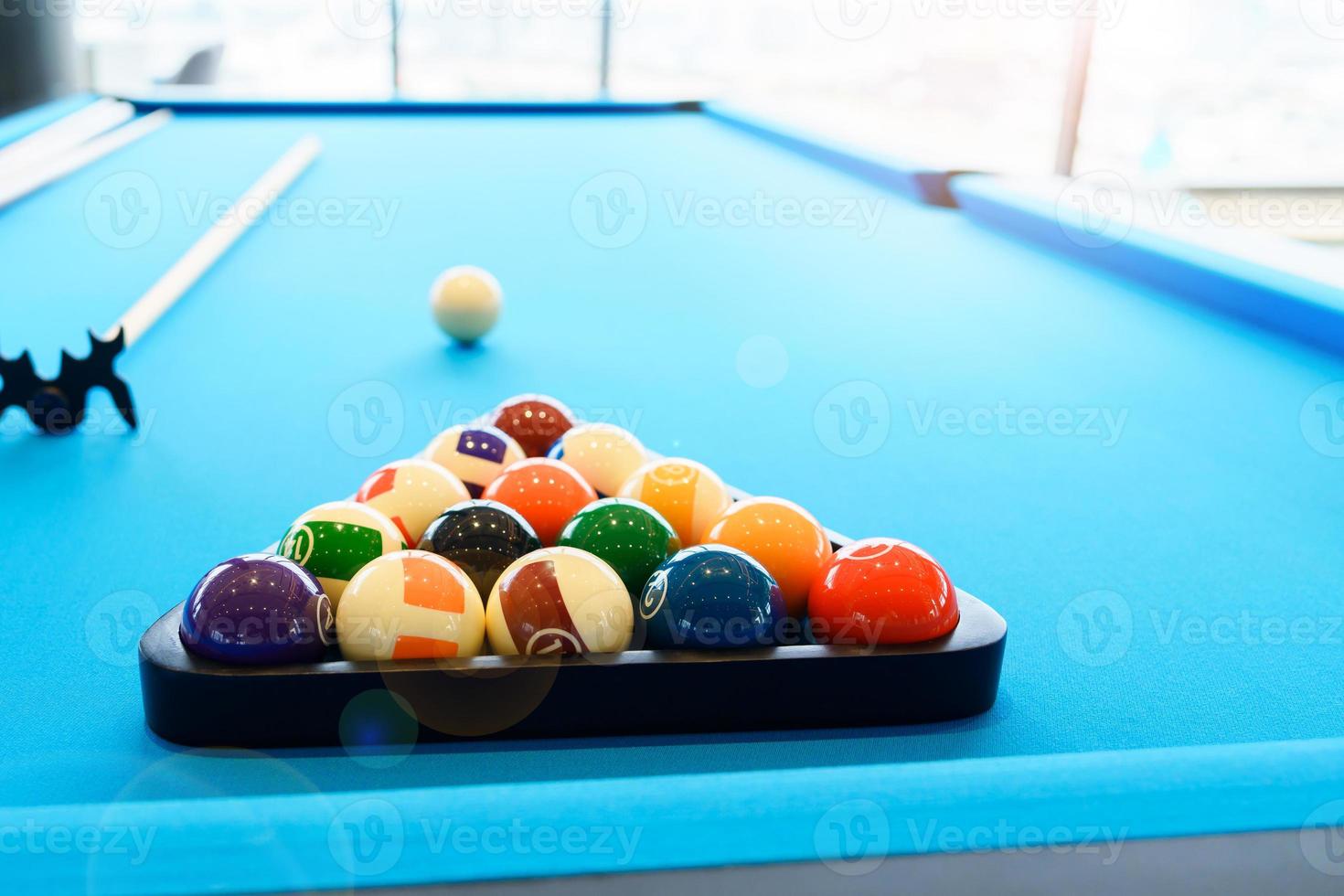 bolas de bilhar em cima da mesa com taco, sinuca foto