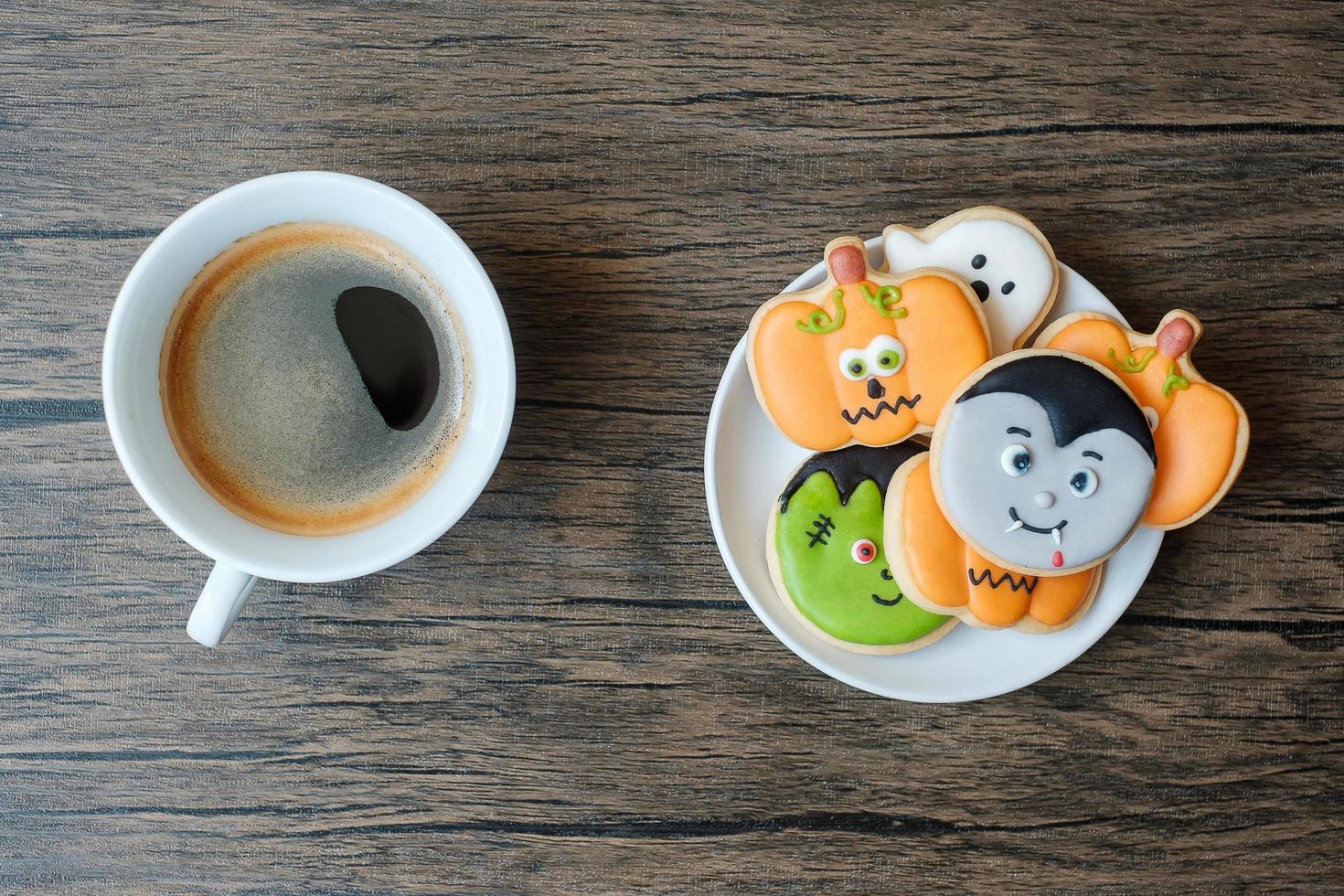 xícara de café e biscoitos engraçados de halloween. feliz dia das bruxas, truque ou ameaça, olá outubro, outono outono, tradicional, festa e conceito de férias foto