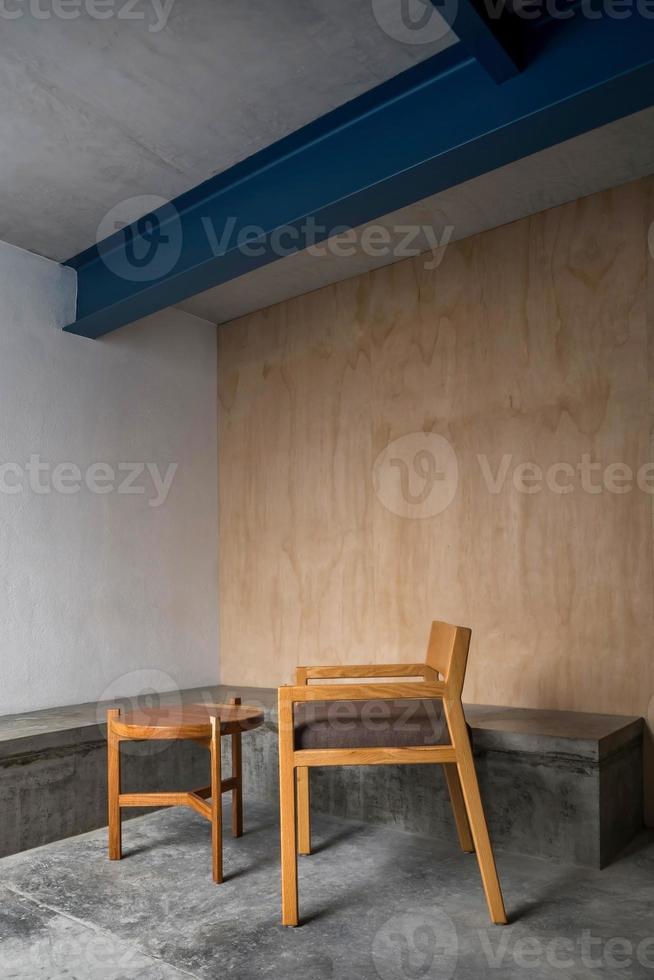 mesa lateral é tampo de terrazzo e base de madeira, cadeira de madeira maciça ou madeira foto