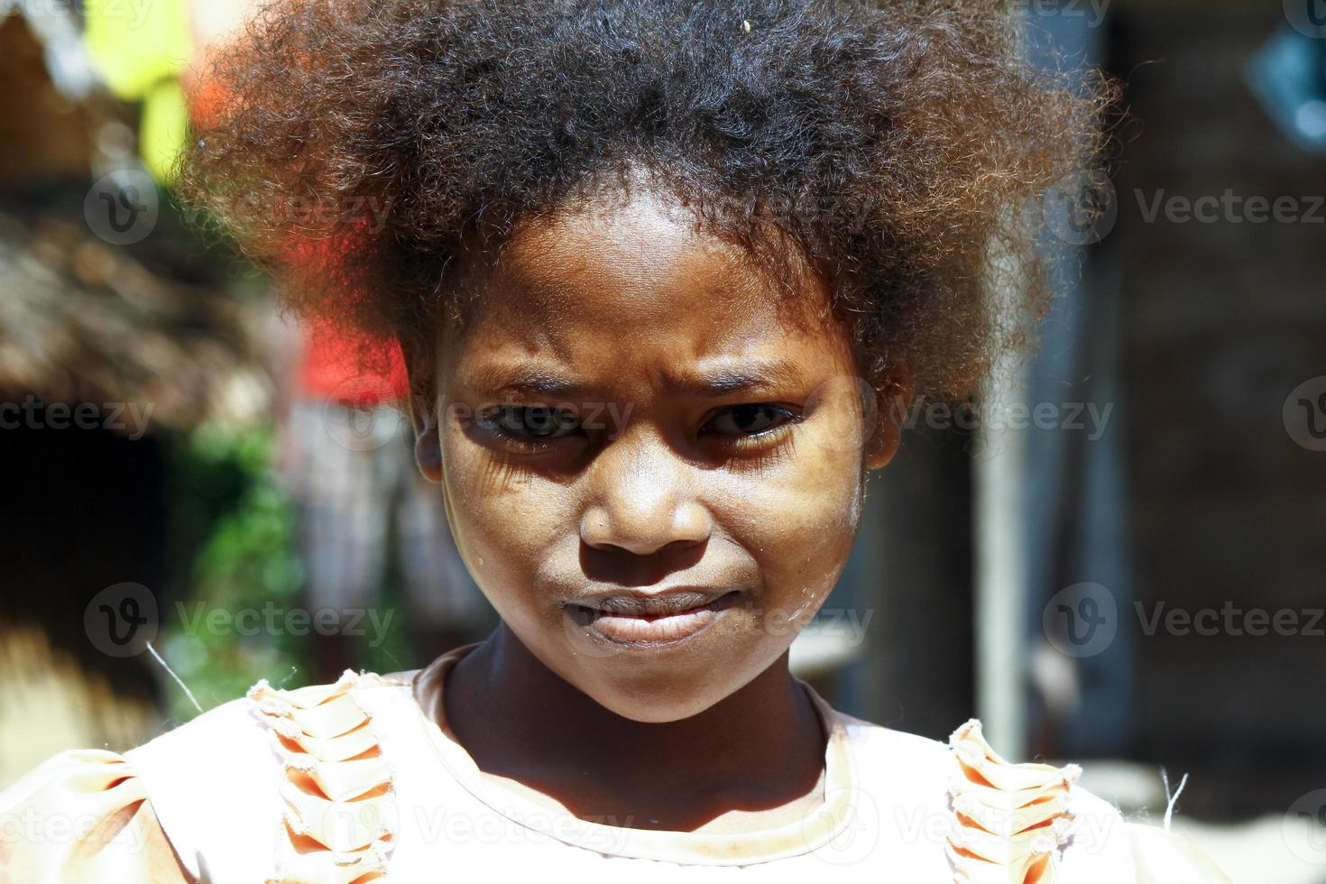 linda jovem negra africana - pobre criança, madagascar foto
