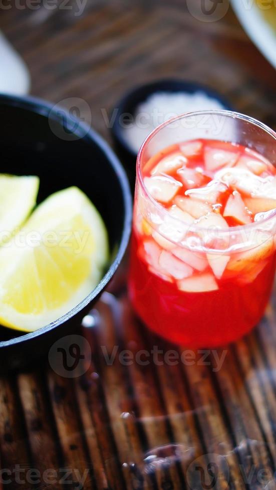 abordagem seletiva, bebida alcoólica de tequila, maçã e abacaxi, limão e sal para beber com tequila, em um copo foto