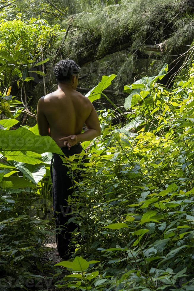 estilo de vida homem ioga exercício e pose para uma vida saudável. jovem ou pessoas posam equilíbrio corpo vital zen meditação para treino foto