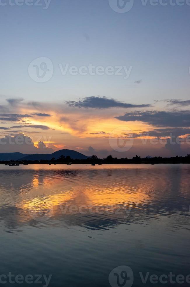 lago de chapala, jalisco méxico, lago ao pôr do sol com barcos de pesca, reflexo do sol no lago, méxico foto