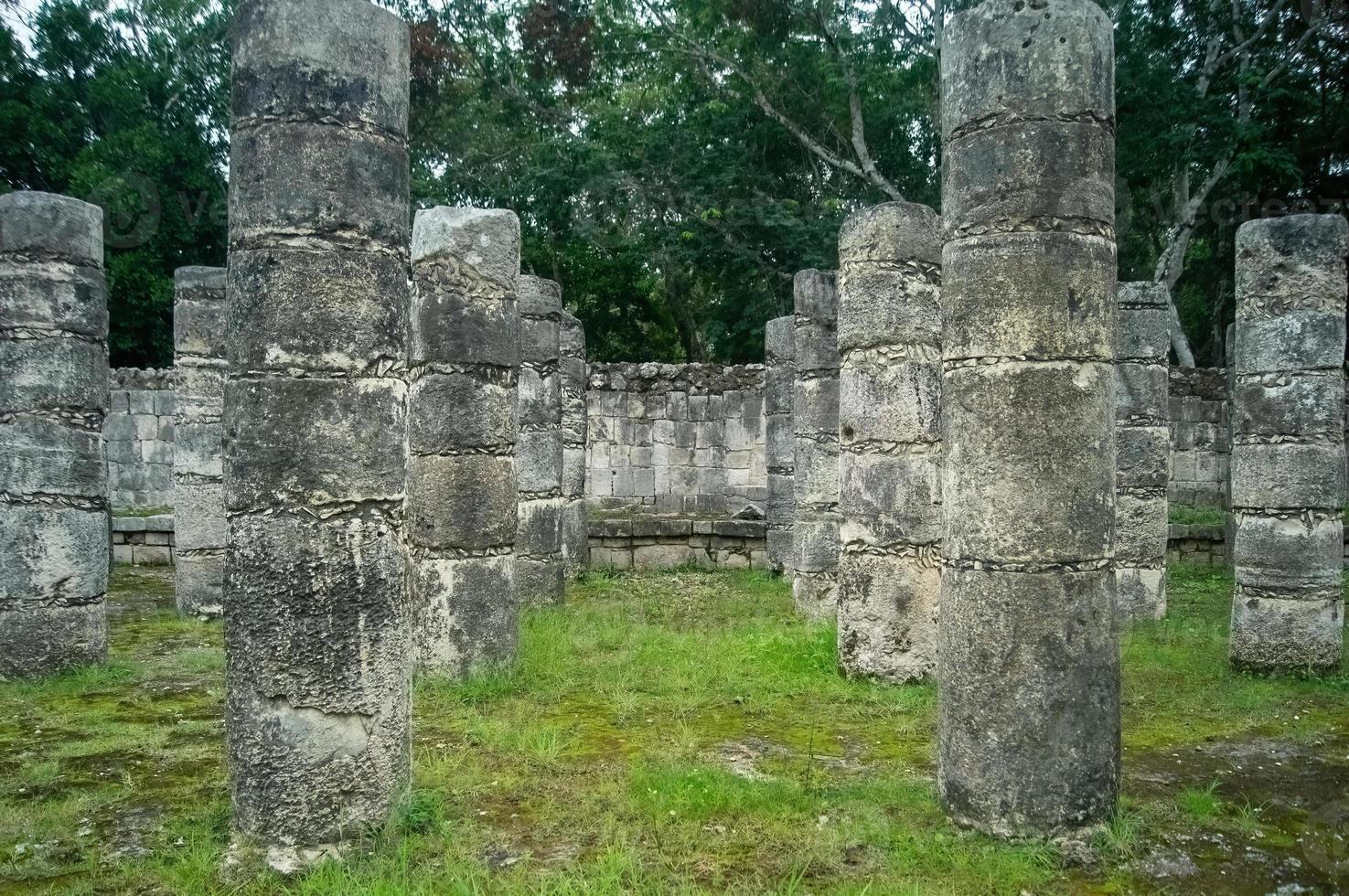 pirâmides maias no méxico, construção de pedra, cercada por vegetação, selva profunda foto