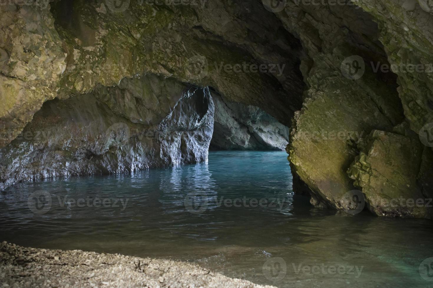 falésias e água na caverna na praia de myrtos na ilha de kefalonia foto