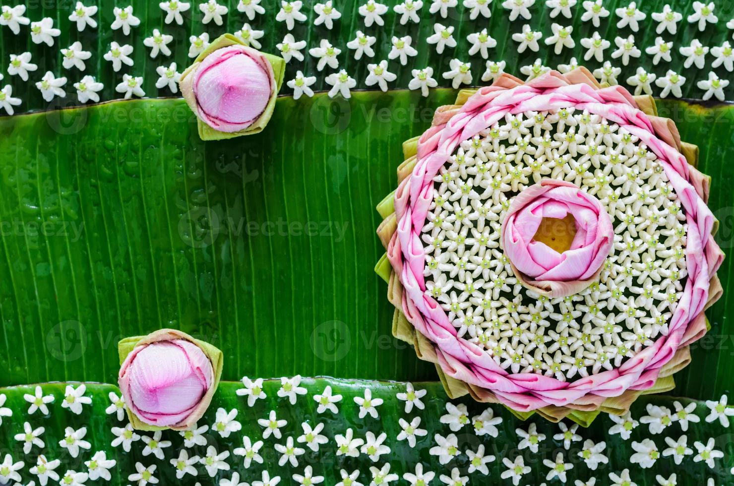 krathong de pétala de lótus rosa decora com sua flor, flor da coroa para lua cheia da tailândia ou festival loy krathong em fundo de folhas de bananeira. foto