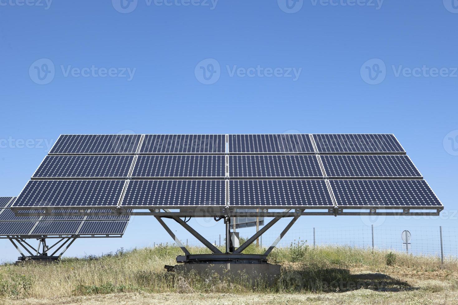 campo de painéis solares fotovoltaicos foto