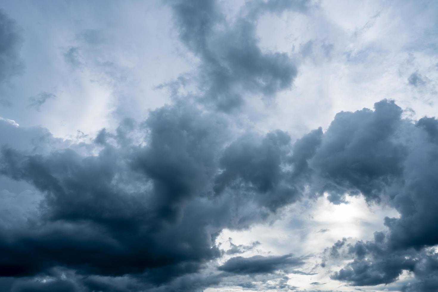 nuvens negras antes da tempestade e da chuva foto