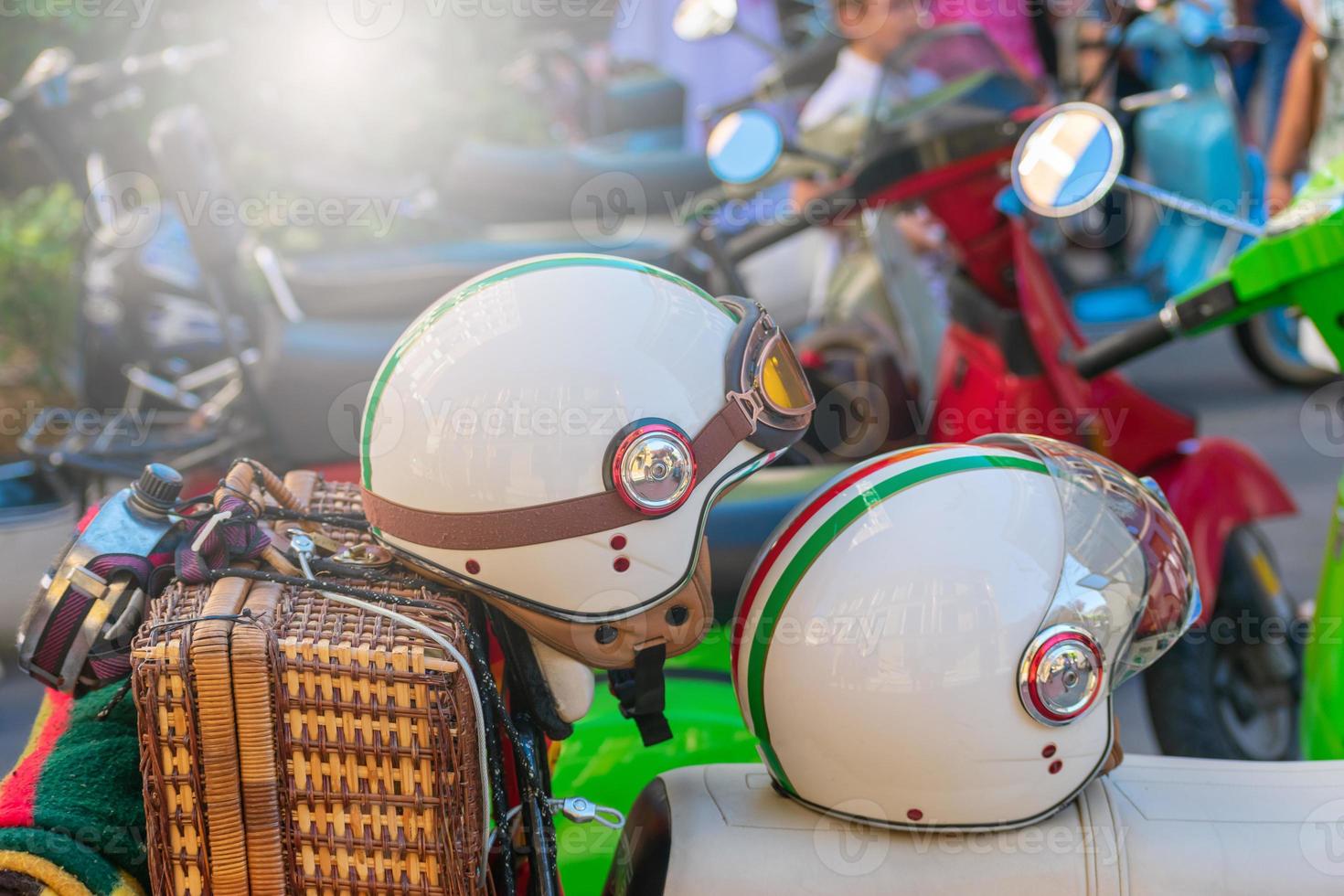 capacetes de moto na moto com mala velha foto