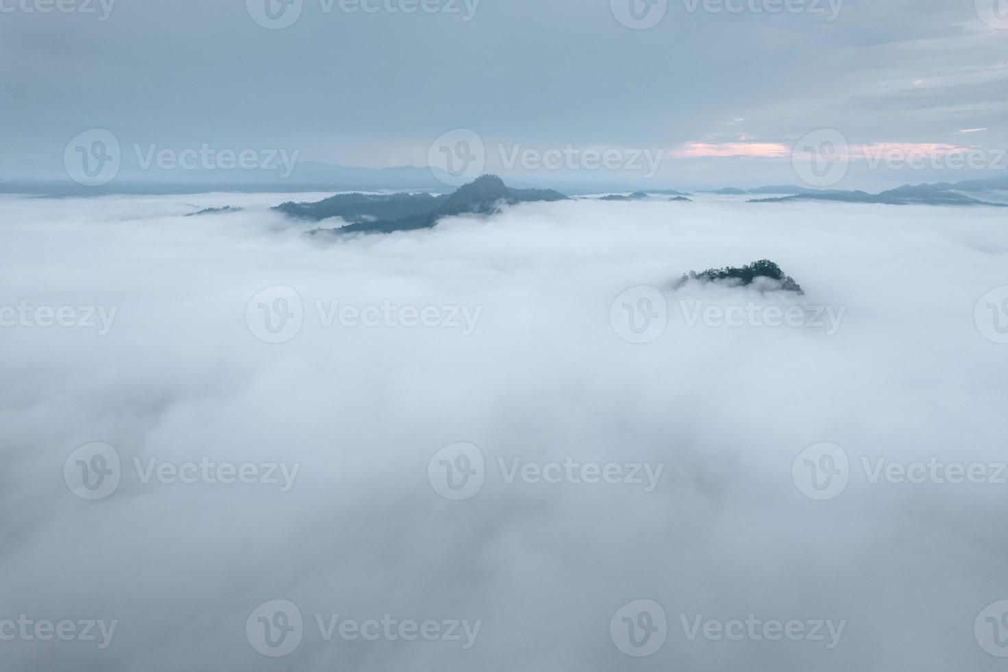 nevoeiro e montanhas pela manhã foto