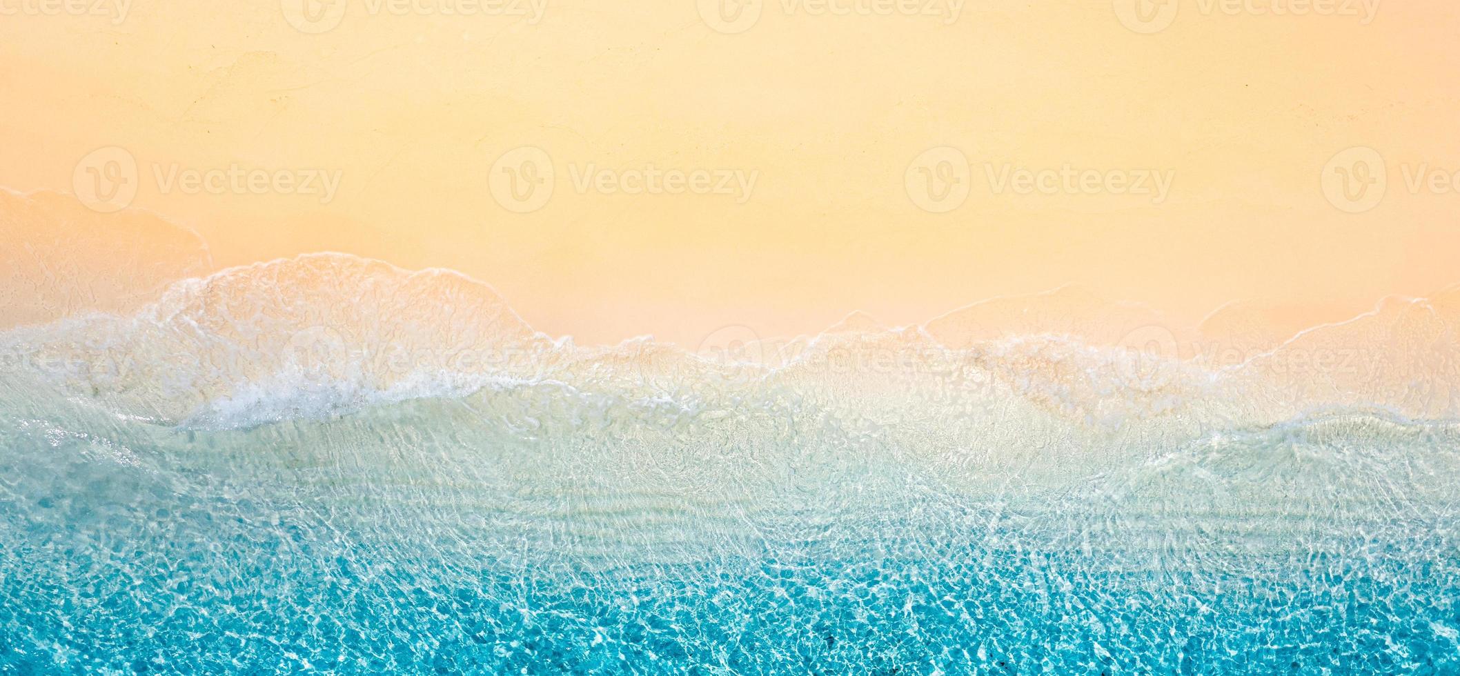 relaxante cena de praia aérea, banner de modelo de férias de férias de verão. ondas surfam com incrível lagoa azul do oceano, beira-mar, litoral. vista superior do drone aéreo perfeito. panorama de praia brilhante, à beira-mar foto