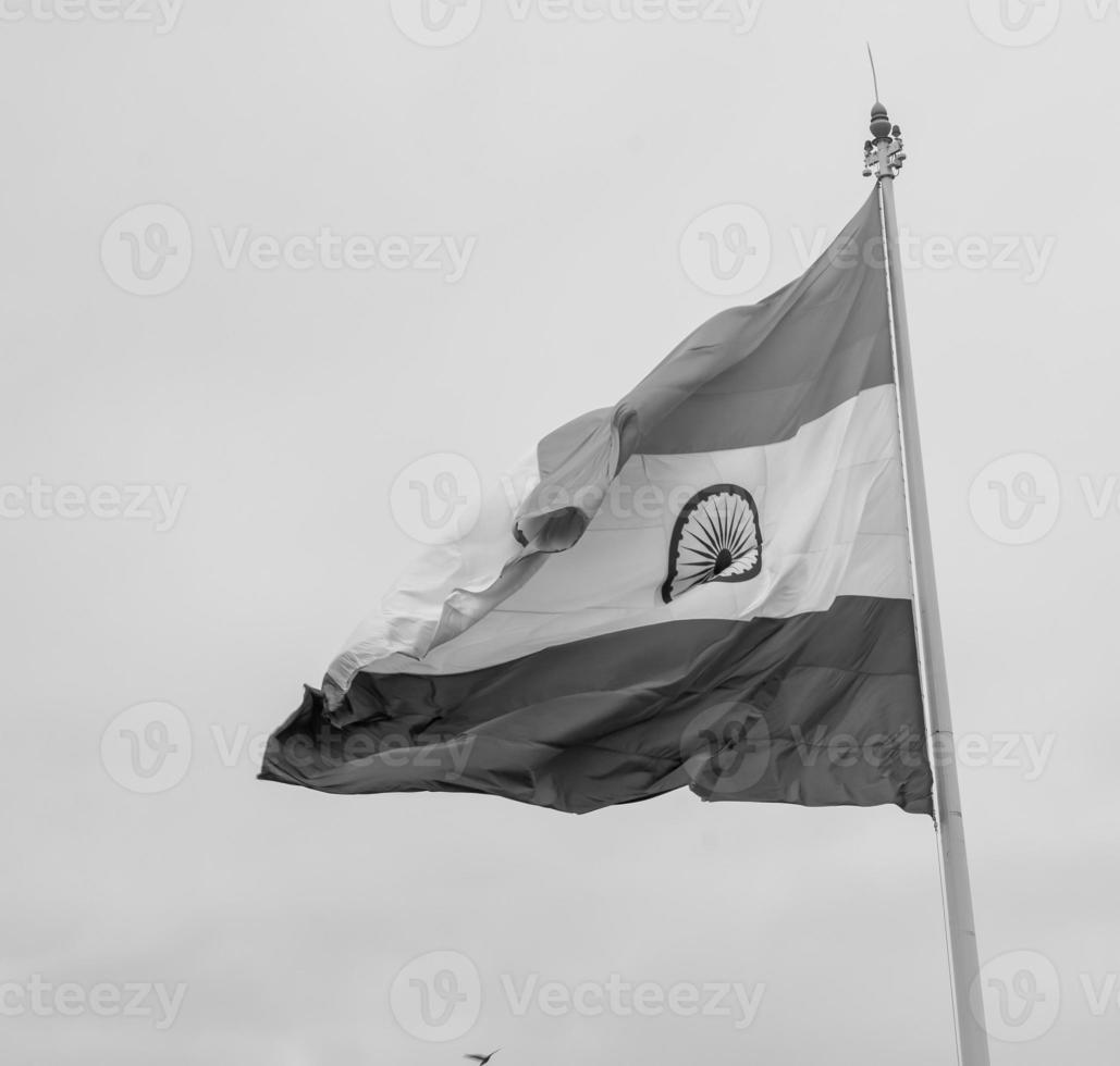 bandeira da índia voando no lugar de connaught com orgulho no céu azul, bandeira da índia tremulando, bandeira indiana no dia da independência e dia da república da índia, acenando a bandeira indiana, hasteando bandeiras da índia - preto e branco foto
