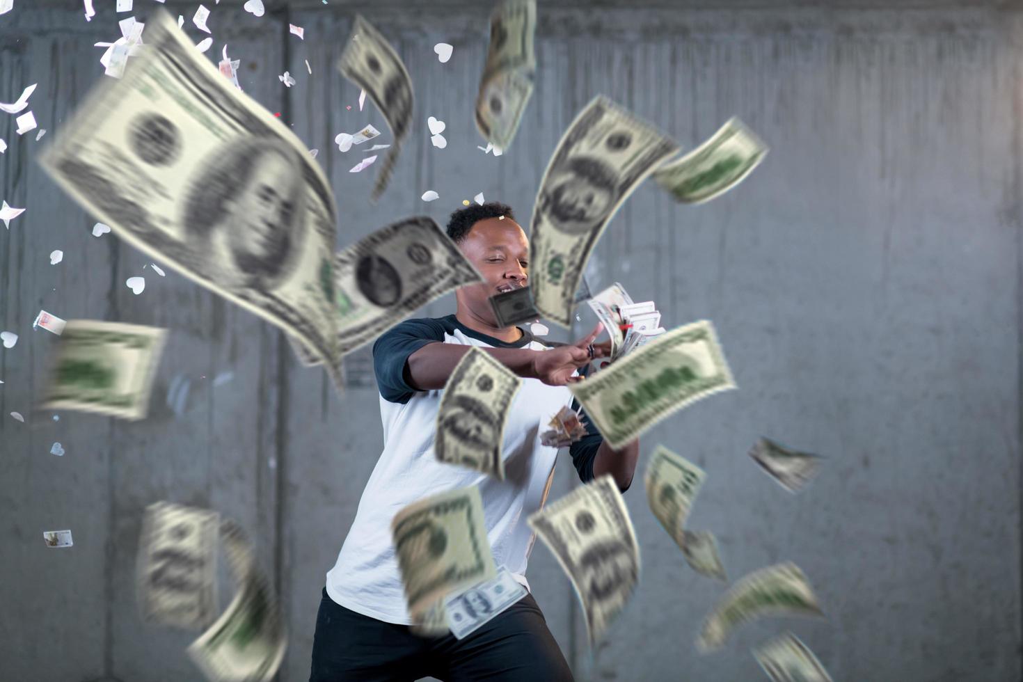 empresário negro fazendo a chuva de dinheiro foto