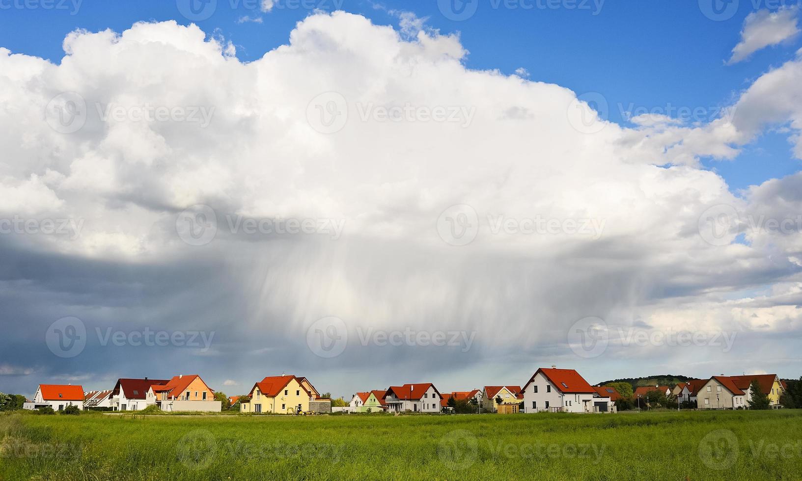densidade de nuvens de chuva sobre a vila foto