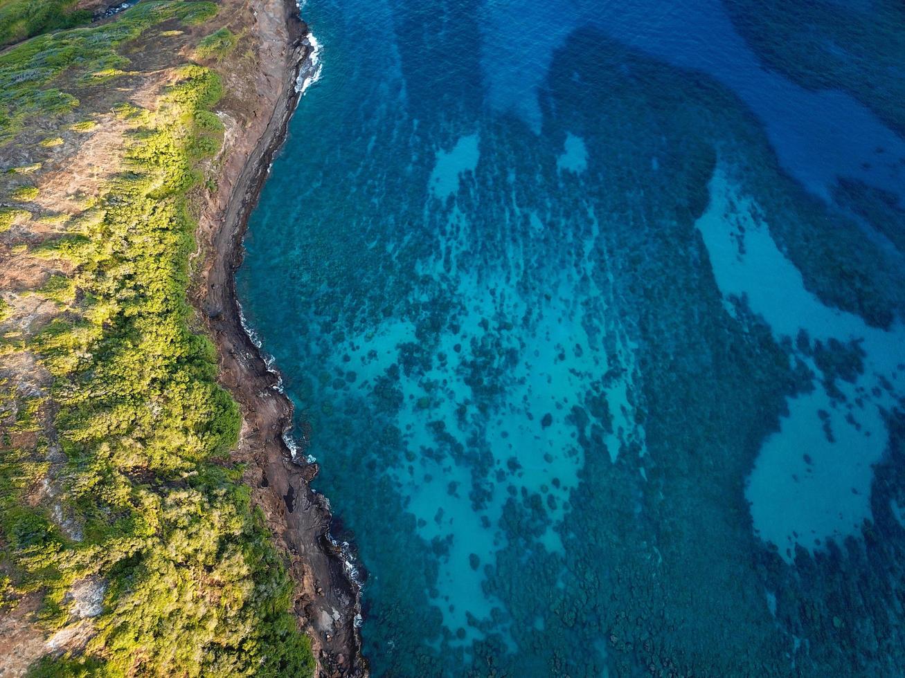 fotografia aérea de terra e mar foto