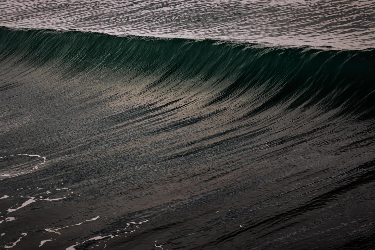 onda do oceano escuro foto