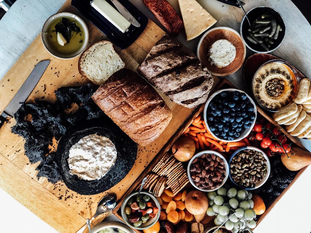 pães assados e frutas foto