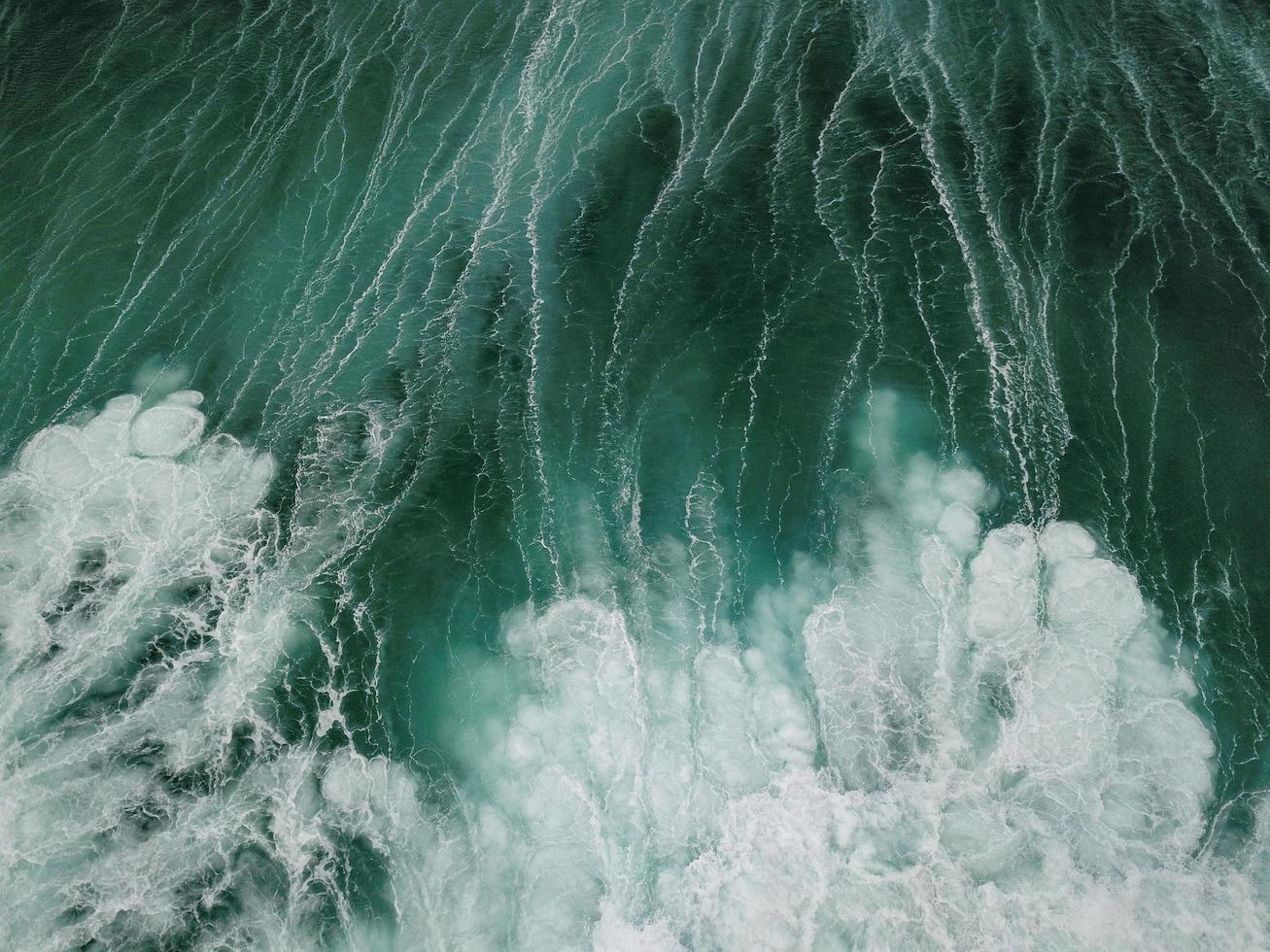 água branca e verde do oceano foto