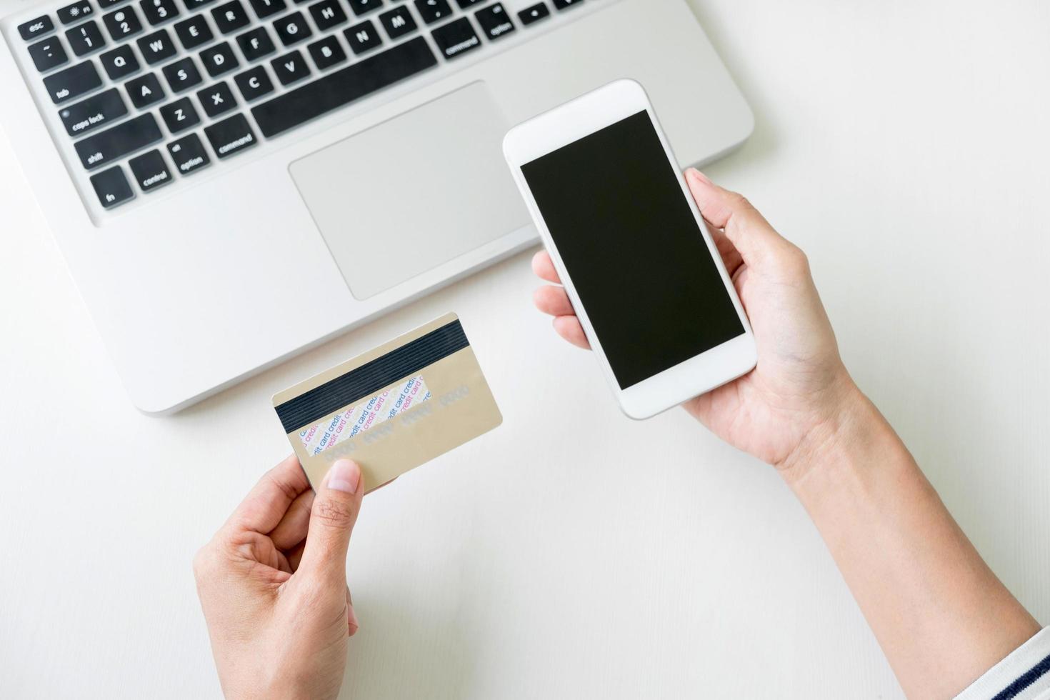 mulher usando telefone inteligente para fazer compras online foto