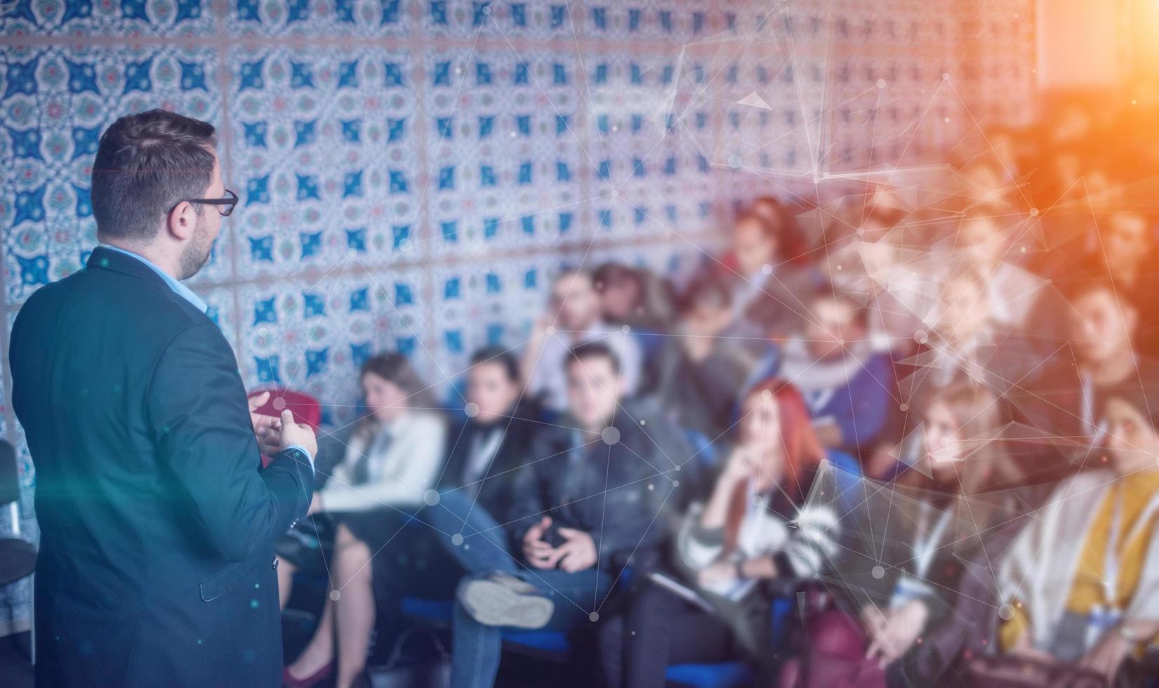 empresário de sucesso dando apresentações na sala de conferências foto