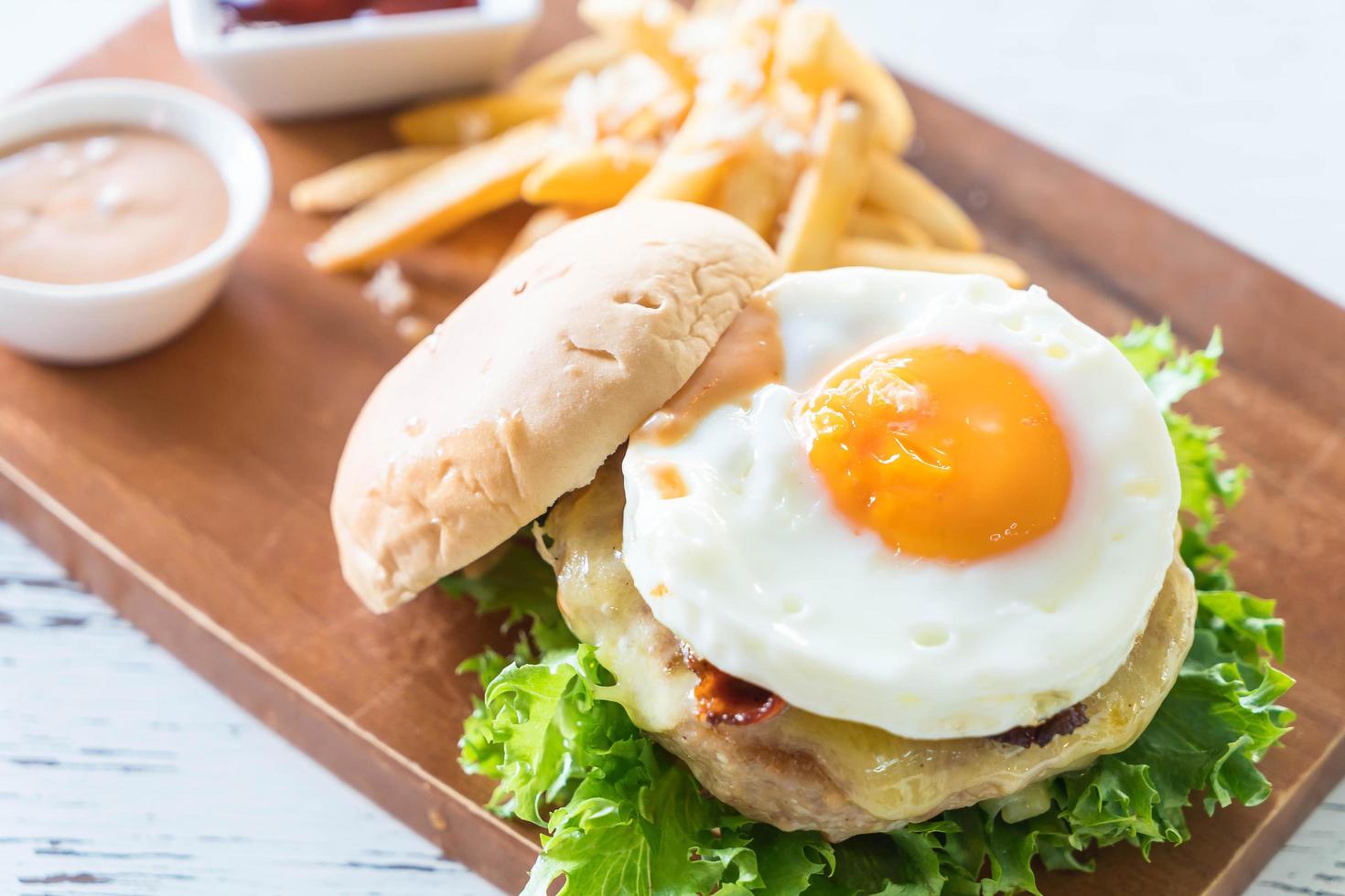 hambúrguer de porco com queijo foto