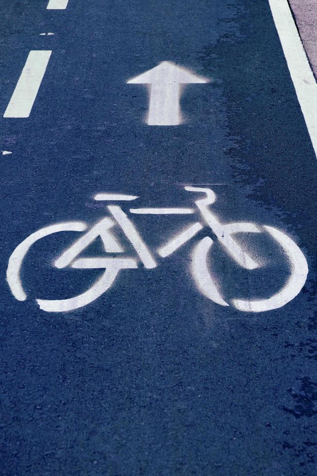 sinal de trânsito de bicicleta na estrada foto