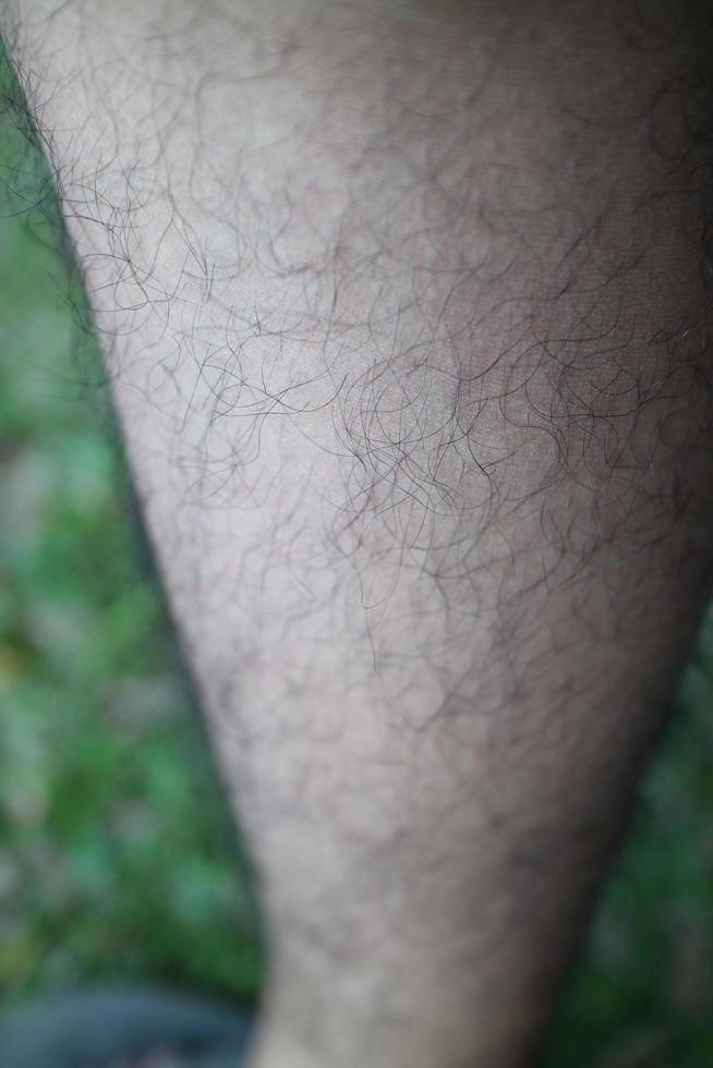 a textura da pele dos pés de um homem é marrom cheia de pelos foto