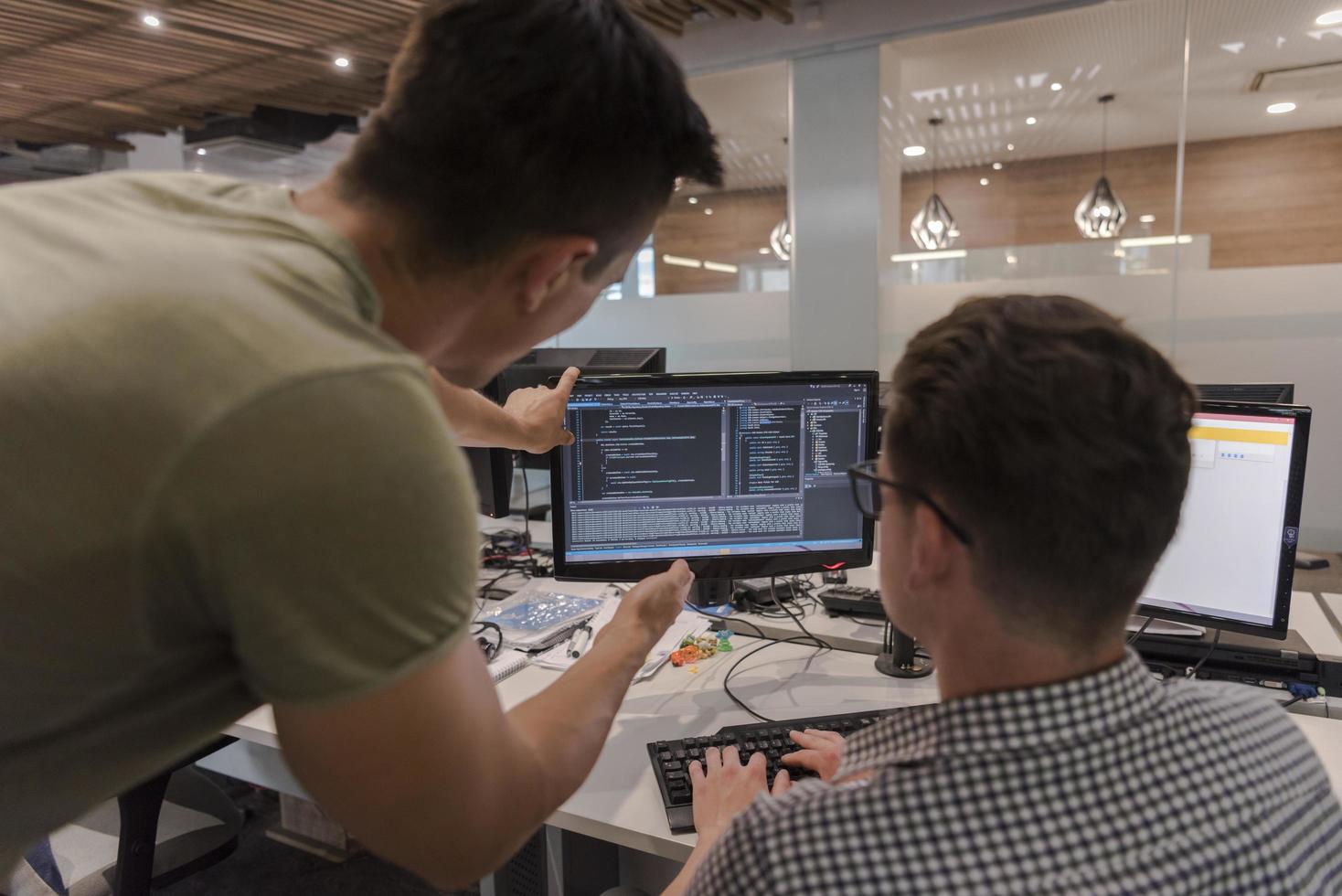 grupo de empresários de inicialização trabalhando em equipe para encontrar solução foto