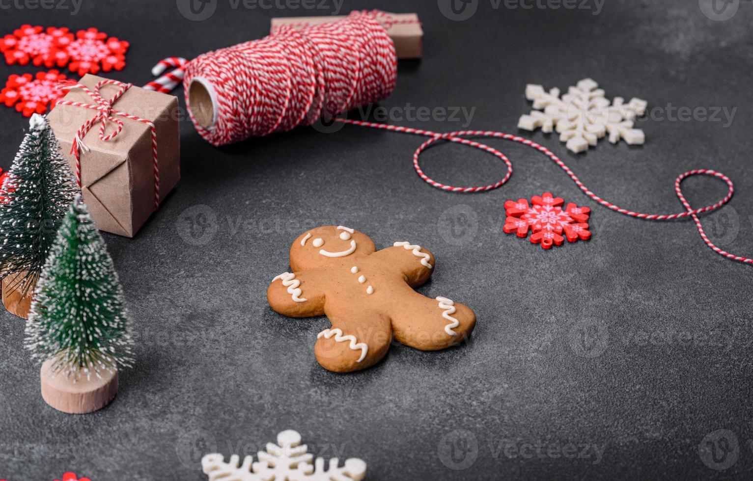 brinquedos de natal e decorações em um fundo escuro de concreto foto