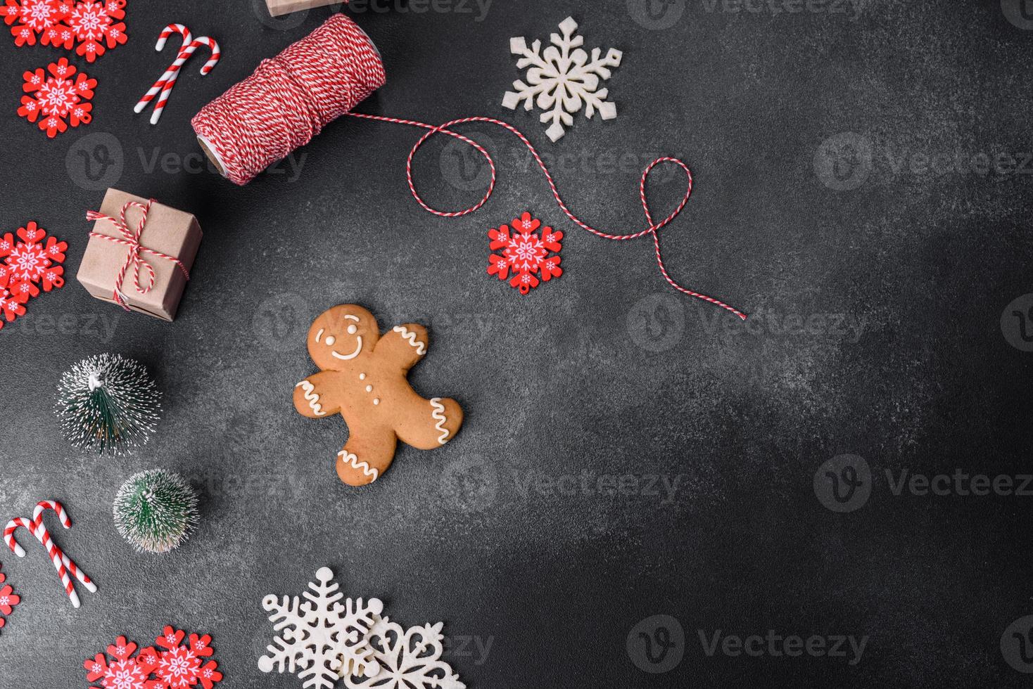 brinquedos de natal e decorações em um fundo escuro de concreto foto
