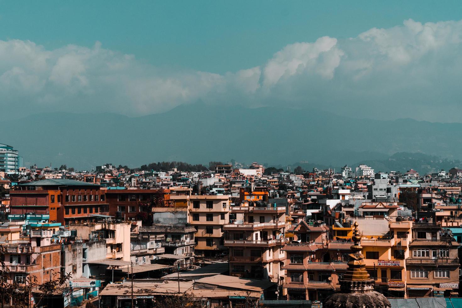 cidade perto da montanha foto