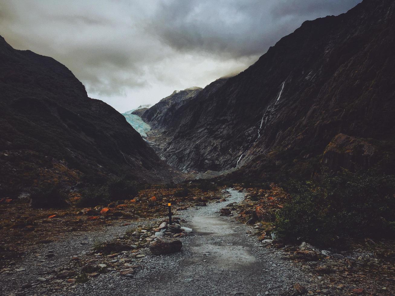 caminho entre formações rochosas foto