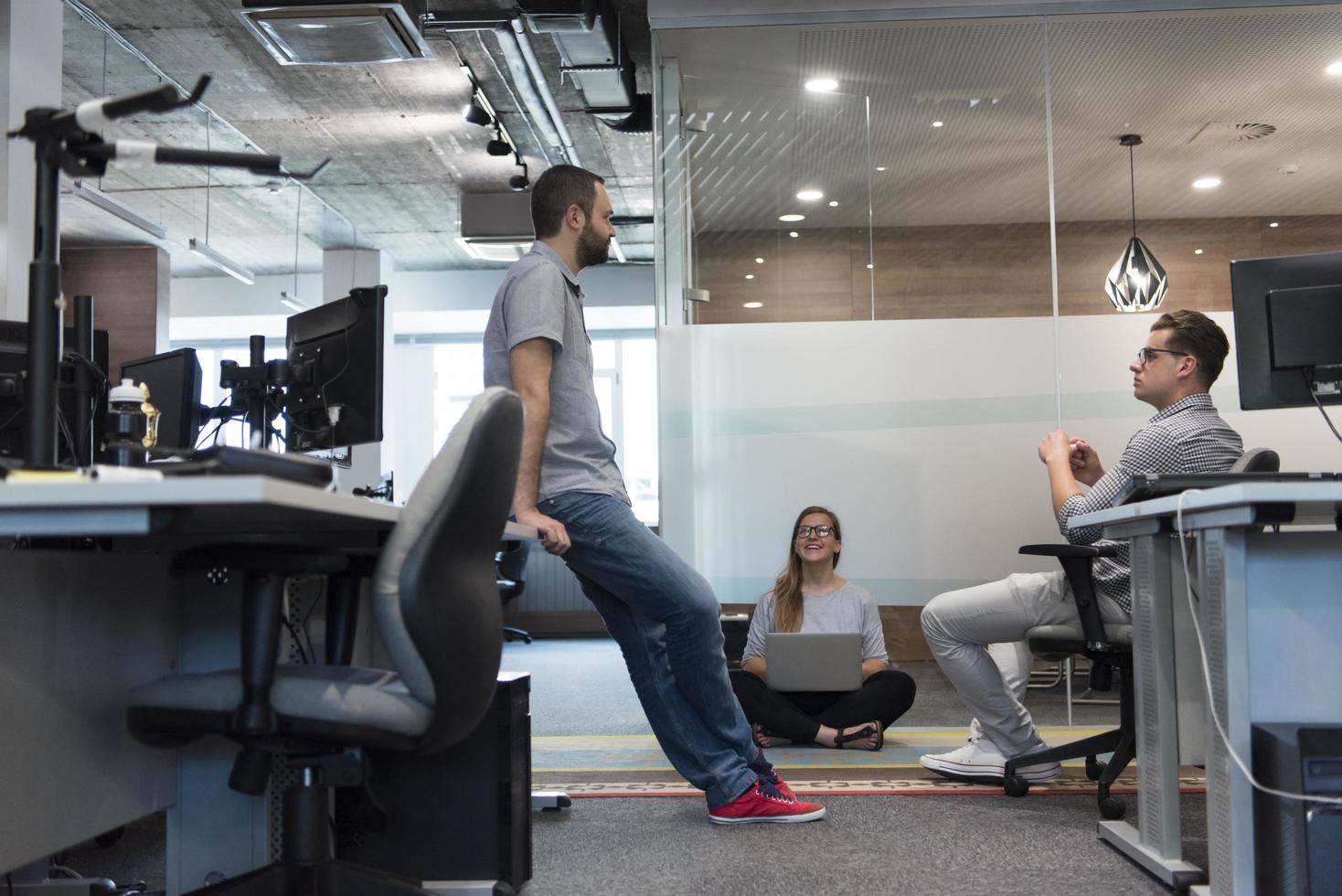 reunião diária da equipe e brainstorming foto