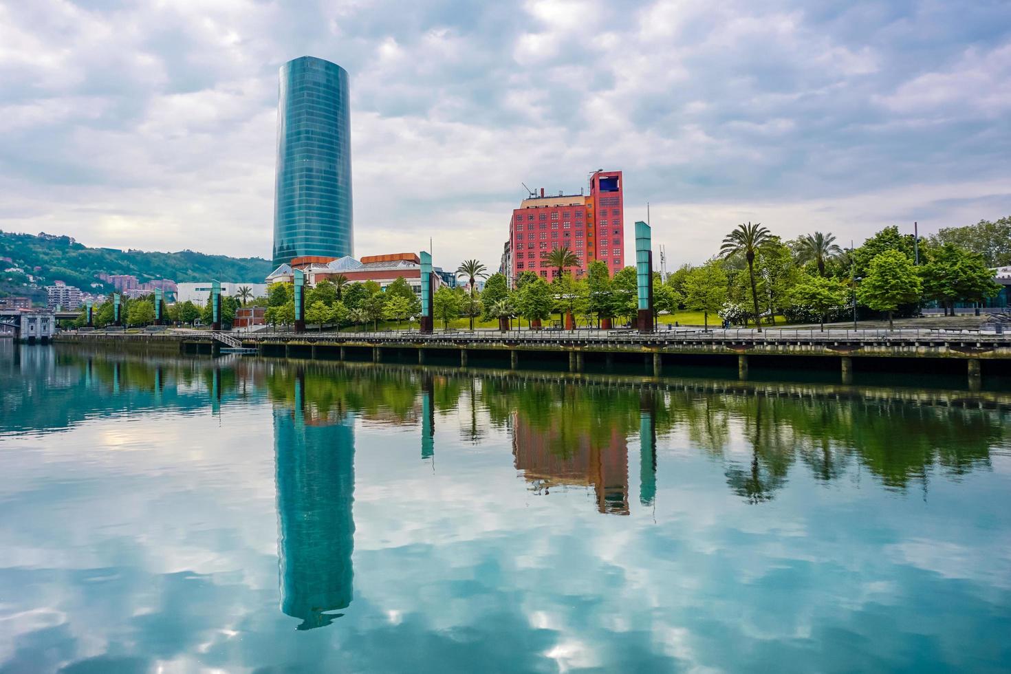 vista da cidade da cidade de bilbao, país basco, espanha, destinos de viagem foto