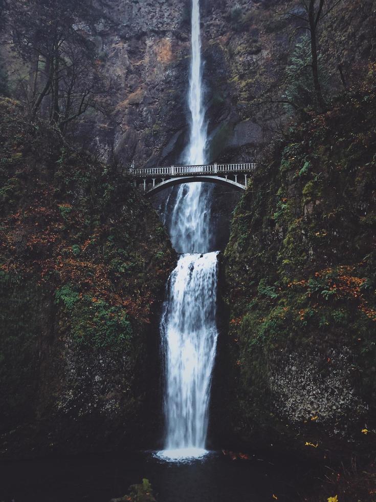 ponte sobre cachoeiras multnomah, oregon foto