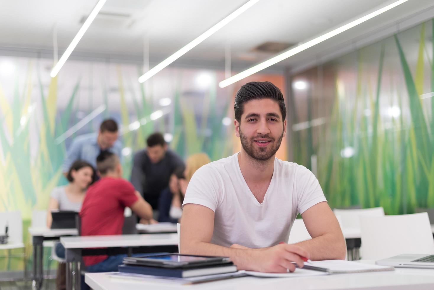 estudante do sexo masculino em sala de aula foto