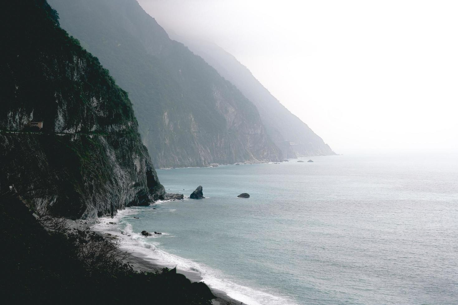 litoral perto das montanhas foto