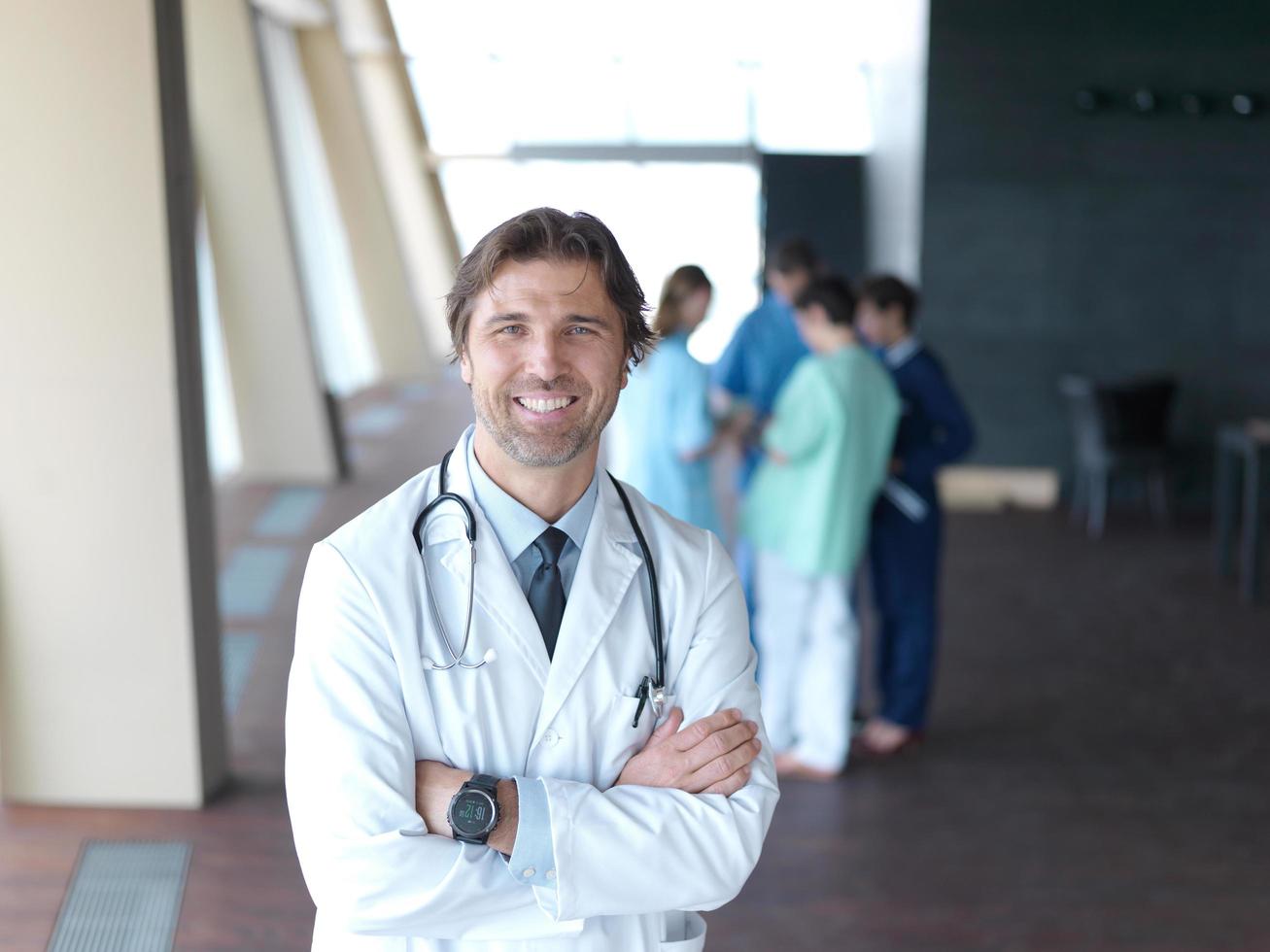 grupo de equipe médica no hospital, médico na frente da equipe foto