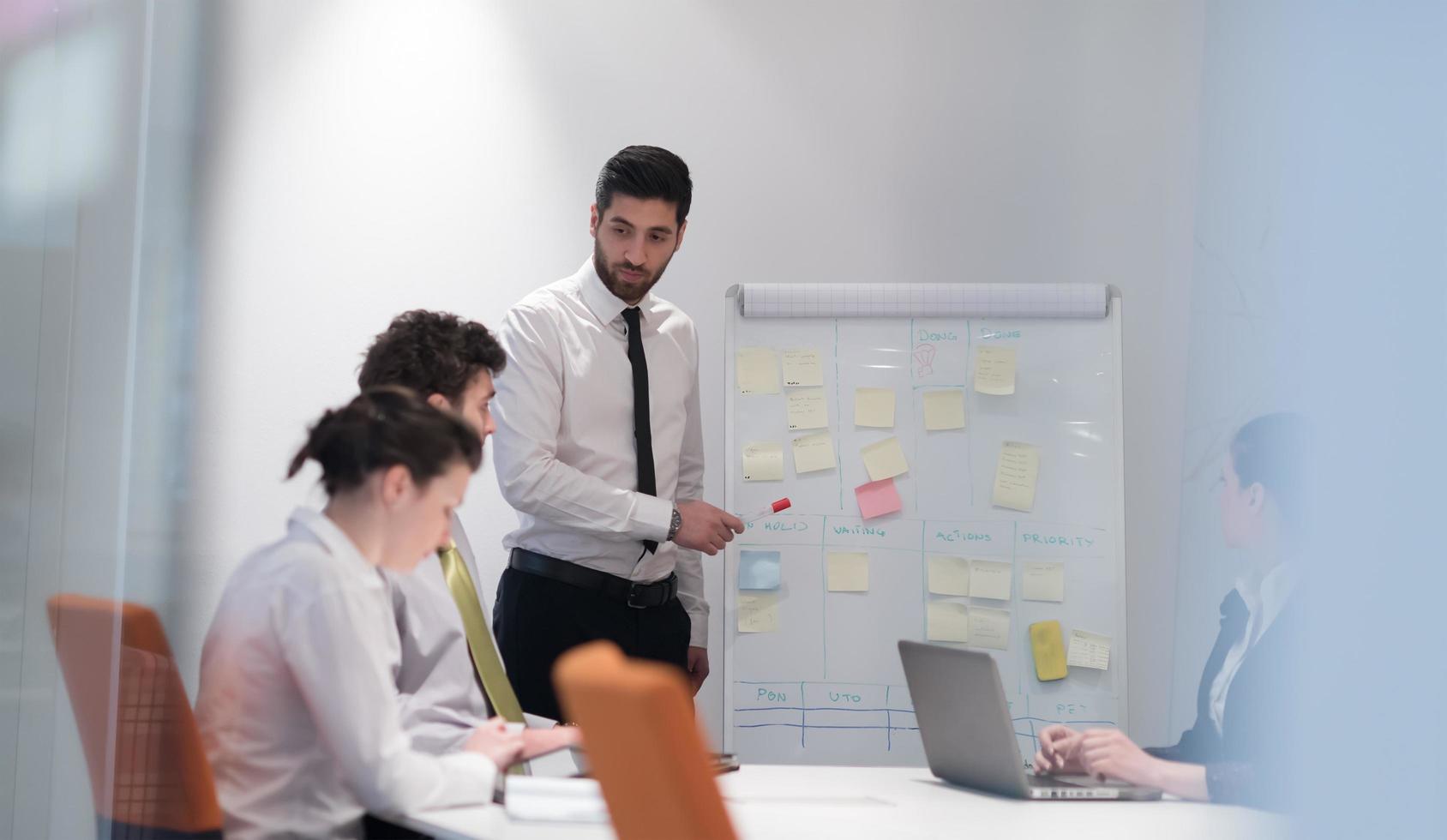 pessoas de negócios grupo brainstorming e tomar notas para flip board foto