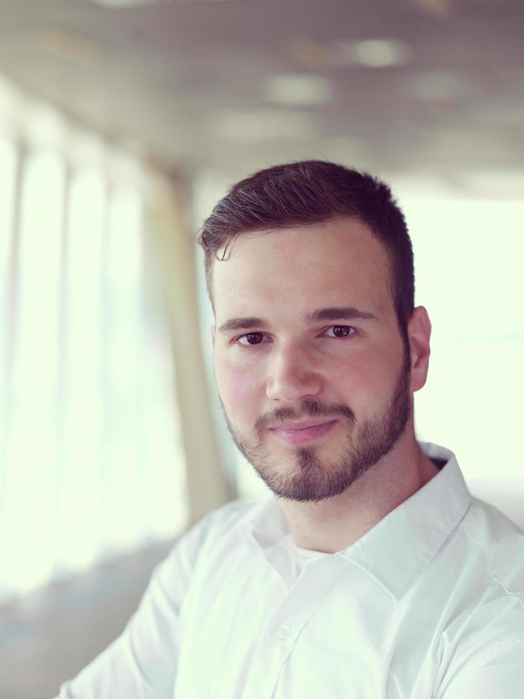 retrato de homem de negócios jovem com barba no escritório moderno foto