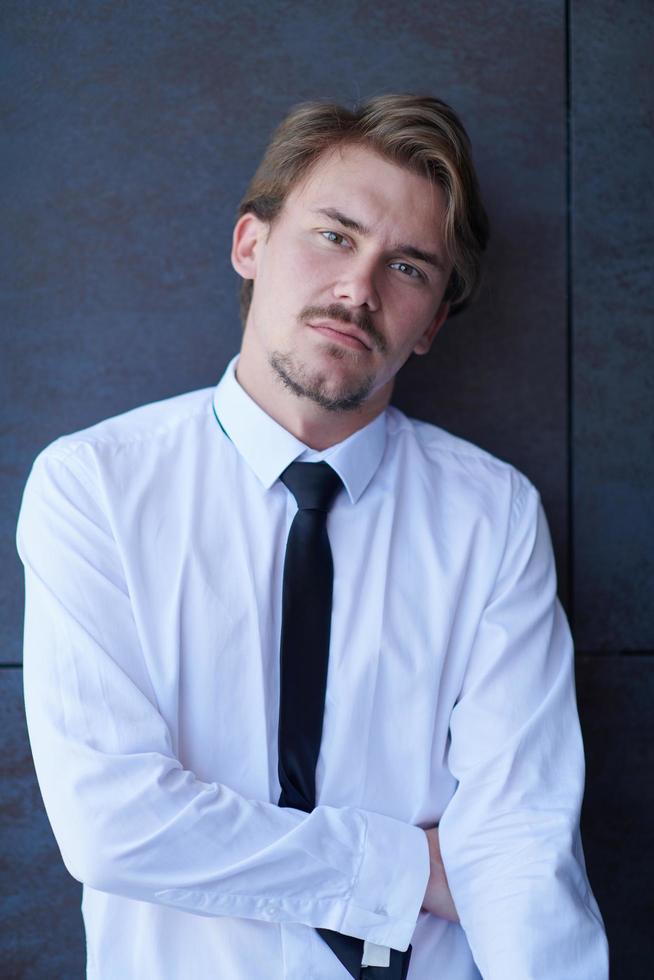 retrato do empresário de inicialização em uma camisa branca com gravata foto