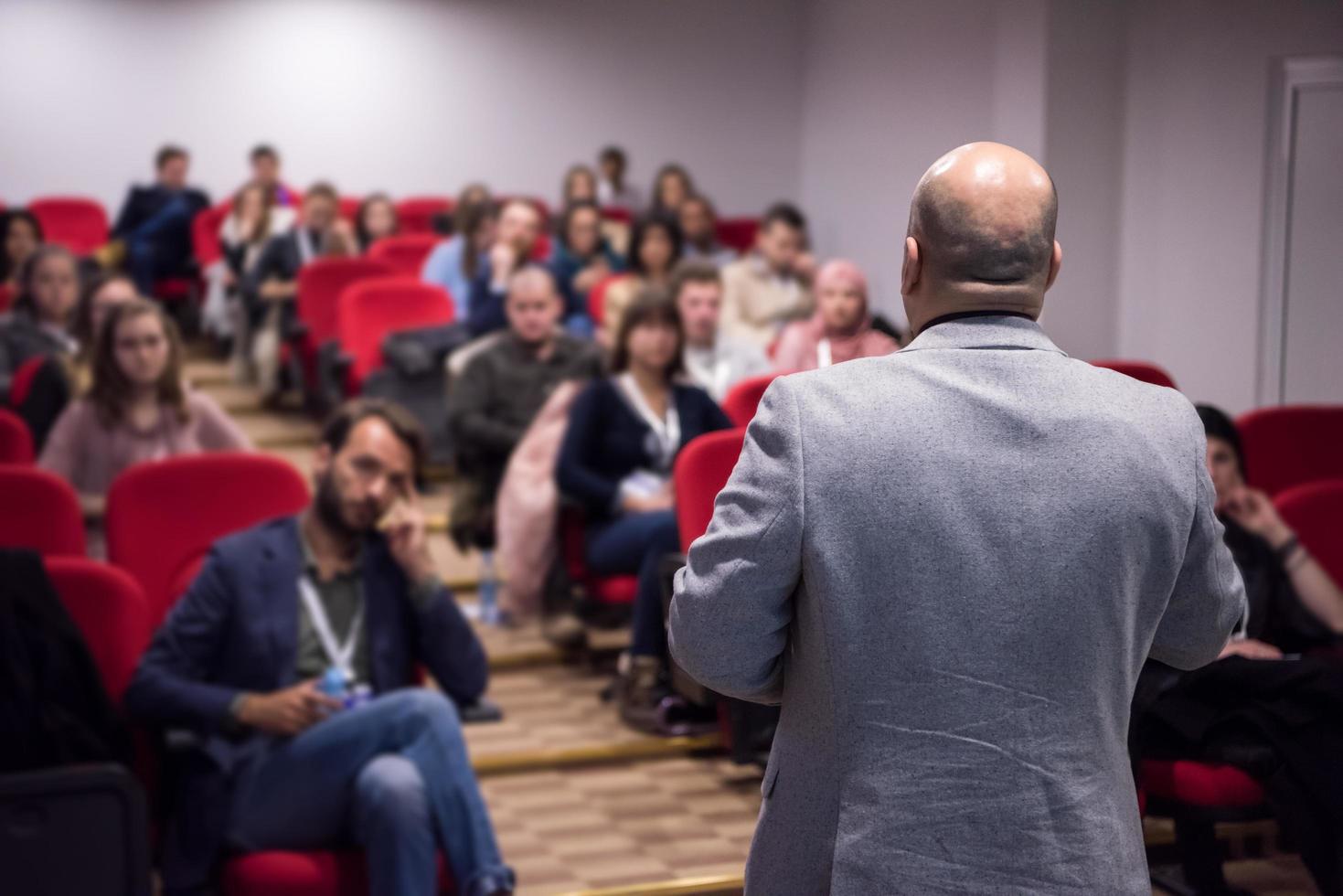 empresário de sucesso dando apresentações na sala de conferências foto